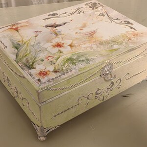 ¡SOLO PEDIDO ANTICIPADO! Delicado joyero. Decoupage con elementos en relieve. Un regalo para una niña. Caja de recuerdo vintage para joyas, regalo personalizado