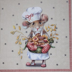 Könnte beinhalten: Eine süße Comic-Maus mit einer weißen Kochmütze und roten und weißen Ofenhandschuhen hält einen Topf voller Kekse. Die Maus steht auf einem beigefarbenen Hintergrund mit roten und weißen Punkten.