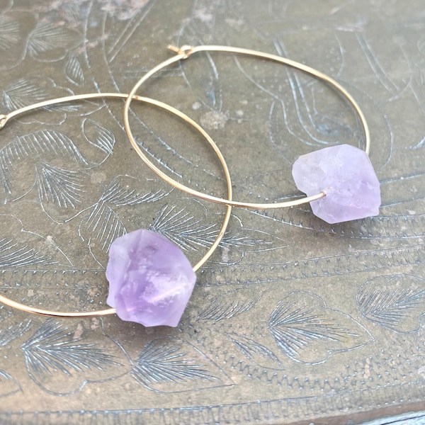 Orecchini a cerchio in ametista, orecchini in cristallo grezzo, orecchini a cerchio in argento sterling, gioielli in pietra grezza, pietra portafortuna di febbraio, orecchini in ametista grezza