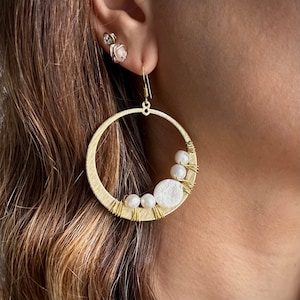 Perlen-Creolen, Gold-Creolen, Münze Perlenohrringe, weiße Perlenohrringe, Boho-Hochzeitsschmuck