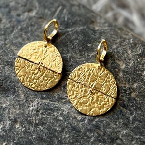 Gold Coin Earrings, Gold Hammered Earrings, Gold Disk Earrings, Small Hoop Earrings, Gold Huggies, Coin Drop Earrings, Minimalist Geometric