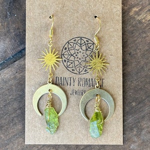 Rohe Peridot Kristall Ohrringe, Gold Mond Silber Sonne, Boho Schmuck, Mond und Sonne Ohrringe, August Geburtsstein, grüner Kristall, Boho Festival
