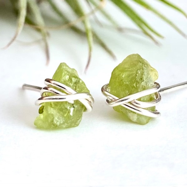 Raw peridot earrings, crystal earrings, peridot stud earrings, august birthstone earrings, green gemstone,dainty studs, raw stone earrings
