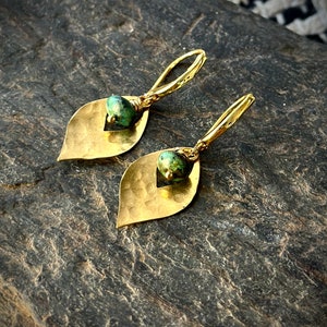 Pendientes de hoja de oro, pendientes de oro martillado, pendientes minimalistas, pendientes de hoja delicados, pendientes de hoja simples, hoja de filigrana, regalo para ella