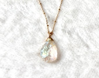 Collana Angel Aura, aura d'angelo grezza, collana di cristallo grezzo, collana di quarzo arcobaleno, collana con ciondolo di cristallo, collana con pietra portafortuna di aprile