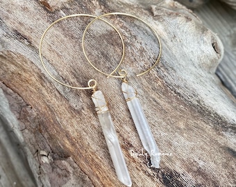 Aros de cristal, aros de cuarzo crudo, aros abiertos, aros con aura de ángel, aros bohemios, pendientes colgantes de cristal, joyas de piedra cruda.