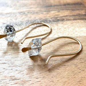 Orecchini con diamanti Herkimer, orecchini con diamanti minuscoli, orecchini con diamanti grezzi, infilatori per orecchini, orecchini con pietre grezze, gioielli Herkimer