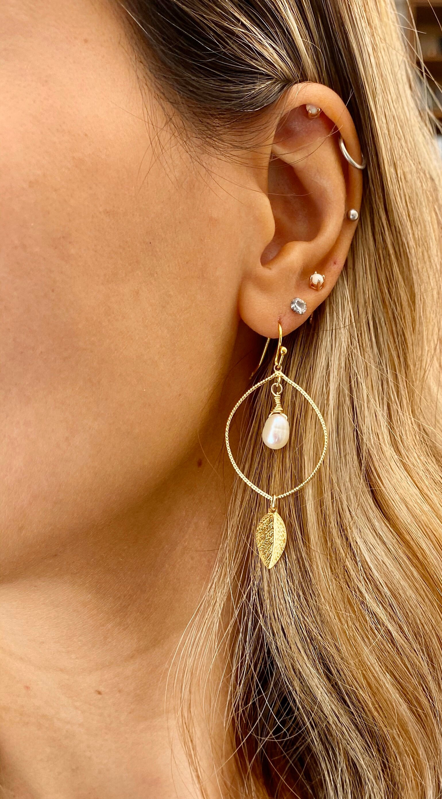 ピアス Teardrop Pearl Hoop Earrings - Gold Pearl Hoop Earrings, Teardrop Hoop Earrings, Gold Leaf Hoop