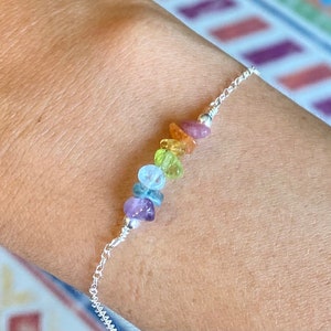 Sieben Chakra Kristall Armband, bunter Kristall, zierliches Rohstein Armband, Schutz Armband, Edelstein Armreif, Yoga Schmuck Geschenk für sie