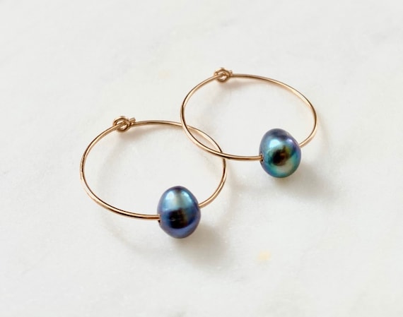 Black pearl hoop online earrings