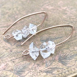 Orecchini di diamanti Herkimer, orecchini di pietra portafortuna di aprile, orecchini di pietra grezza, gioielli da sposa, orecchini a cerchio di cristallo, orecchini con infilatore di diamanti