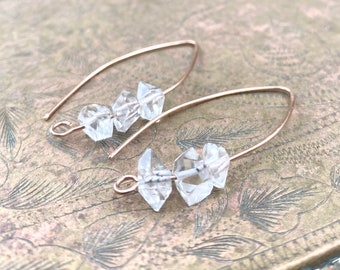 Herkimer diamanten oorbellen, april geboortesteenoorbellen, ruwe stenen oorbellen, bruidssieraden, kristallen hoepeloorbellen, diamantinrijger oorbellen