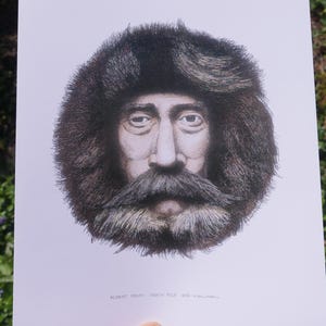 Könnte beinhalten: Ein farbiger Porträtdruck eines Mannes mit einem großen Schnurrbart und einem Pelzhut. Die Illustration zeigt das Gesicht des Mannes mittig auf dem Papier. Am unteren Rand des Drucks ist Text zu sehen.
