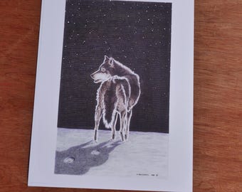 Puede incluir: Un dibujo en blanco y negro de un lobo de pie en la nieve bajo un cielo estrellado. El lobo está mirando hacia atrás por encima de su hombro. La sombra del lobo se proyecta sobre la nieve.