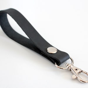 Correa de cuero negro para la muñeca. Correa de pulsera, Correa de llave, Correa de cordón, Llavero, Llavero de pulsera, Pulsera de cuero, Pulsera personalizada