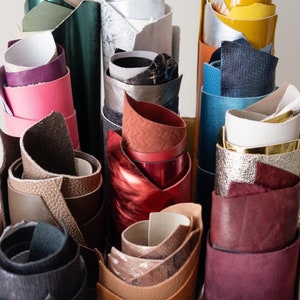 60 Assorted Leather Pieces, Random Color Assortment LEATHER SCRAPS, mix renmants solid & printed leather for crafts La Garzarara 60PZ/B