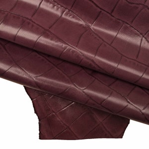 Vinrödlila krokodilmönstrat läder, glänsande reptil GETläder 1,0–1,2 mm för väskor och accessoarer B15876-ST La Garzarara