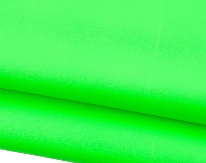 NEON GREEN tiny grain printed sheepskin, sporty soft leather skin, fluo green lambskin 1.0 - 1.1 mm for crafters B18868-TU La Garzarara