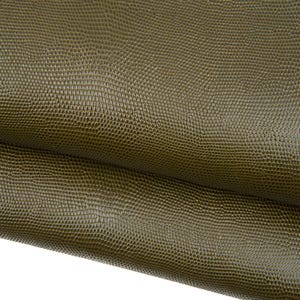 Könnte beinhalten: Nahaufnahme von olivgrün strukturiertem Leder. Das Leder hat ein reptilienartiges Muster mit kleinen, erhabenen Schuppen. Das Material ist gefaltet und zeigt die Unterseite. Die Farbe ist ein tiefes, erdiges Grün.