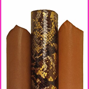 Könnte beinhalten: Drei Lederproben, eine mit braunem Schlangenhautmuster, eine mit brauner strukturierter Oberfläche und eine mit glatter brauner Oberfläche.