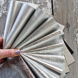 Ritagli di pelle ARGENTO laminata, selezione casuale di metallizzati tinta unita LISCI, con grana, spessori e morbidezze varie  300 gr B1507