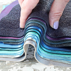 Ritagli di pelle blu azzurro turchese LAMINATA, selezione casuale metallizzati tinta unita LISCI, grana e spessori vari 300 gr  B1513