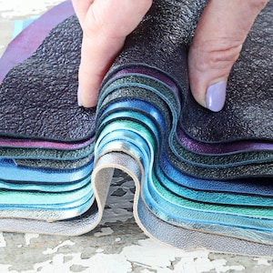 10 Ritagli di pelle blu azzurro turchese LAMINATA, selezione casuale metallizzati tinta unita LISCI, grana e spessori vari   B1534
