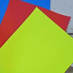 3 Pezzi di pellami unici selezionati nei colori blu, rosso e giallo fluo , assortimento scampoli come da foto 25 x 20 cm RT282  La Garzarara