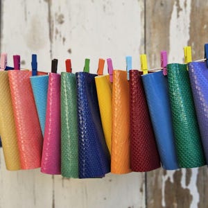 10 kleurrijke leren restjes met pythonprint, willekeurige selectie, helder en levendig, effen leren restjes 15 x 12 cm RT351