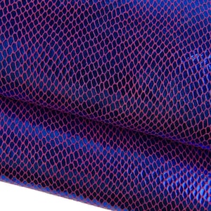 Blauw gelamineerd leer met PYTHON-print op een rode ondergrond, zacht METALLIC geitenleer, glanzende huid 0,8 - 1,0 mm B19484-MT(st) La Garzarara