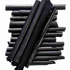 Chutes de cuir noir Assortiment aléatoire de chutes de taille moyenne, lisses et imprimées, finitions variées 0,500 kg - 0,750 kg - 1 kg - 2 kg AMZ33