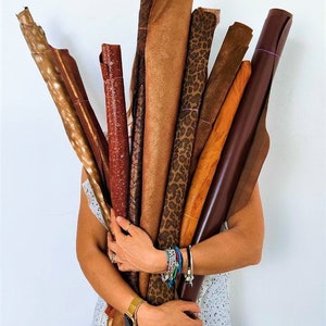 Pelli intere, MARRONE e BRONZO, assortimento casuale, mix di fantasie, stampe e tinta unita, ideali per l'artigianato 3 pelli / 6 pelli