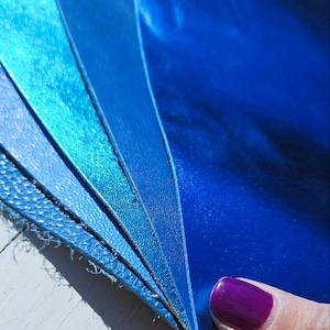 5 Ritagli di pellami unici selezionati, tinta unita blu, rifinizioni e spessori diversi, pezzi come da foto 20x25 cm RT314   La Garzarara