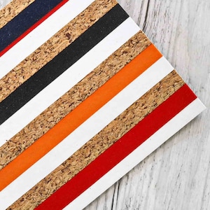 Fogli di SUGHERO naturale stampa a righe multicolor con PELLE di vitello color nero accoppiata nel retro 15 x 12 cm  B856
