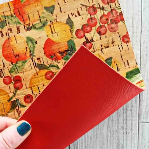 Fogli di SUGHERO naturale stampa a frutti e agrumi con PELLE di vitello col rosso e camoscio col taupe accoppiata nel retro 25 x 20cm B842