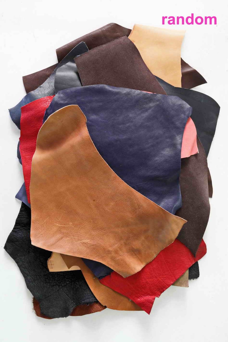 Pode incluir: Um monte de sobras de couro em v&aacute;rias cores, incluindo marrom, vermelho, azul e bege. O couro est&aacute; disposto em um padr&atilde;o aleat&oacute;rio, com algumas pe&ccedil;as sobrepostas a outras. A palavra "random" est&aacute; escrita em letras cor-de-rosa na parte superior da imagem.
