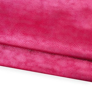 Peut inclure: Une tasse en céramique blanche avec une anse noire et le texte "But First, Coffee" en gras noir. La tasse est posée sur un fond flou, suggérant un cadre chaleureux.