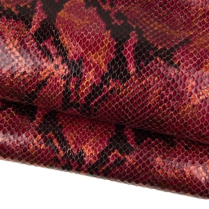 Può includere: Un set di tre tazze in ceramica con finitura opaca e macchiettata. Le tazze sono nei toni del crema, grigio chiaro e grigio scuro. Ogni tazza ha un design semplice e minimalista.