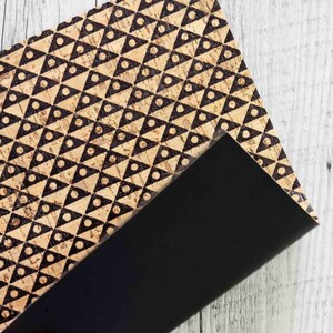 Pezzi di SUGHERO naturale con stampa figure geometriche nere e PELLE opaca nera accoppiata nel retro  15x12 / 25x20 / 30x30 cm  B921