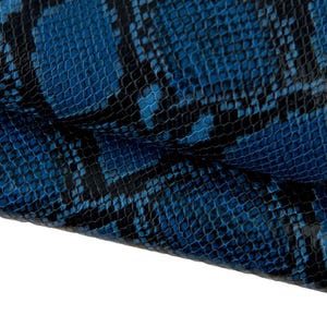 Pelle PITONE blu, capra lucida motivo rettile, pellame stampa serpente morbido per hobbisti B17638-ST La Garzarara
