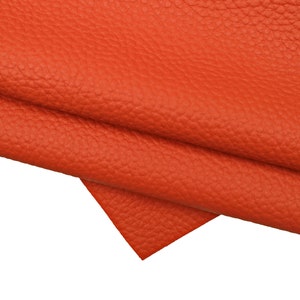 Vitello rosso con grana dollaro, pellame stampato color corallo, pelle rossa martellata morbida alto spessore 1.6 - 1.8 mm B15067-TU