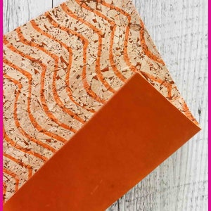 Pezzi di SUGHERO naturale stampa astratta color arancione e PELLE di vitello un po' ingrassata color arancione accoppiata nel retro   B927