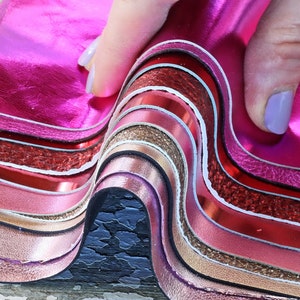 Ritagli di pelle ROSSO e ROSA laminata, selezione casuale metallizzati tinta unita LISCI, grana, spessori  e morbidezze varie 300 gr  B1515