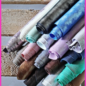 Scampoli pelle effetto camoscio con lamina, ritagli di pellame scamosciato laminato, assortimento casuale, colori vari 0,500 kg-1 kg  B103/B