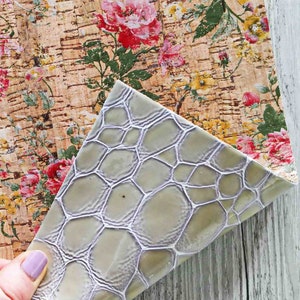 Fogli di SUGHERO naturale stampa floreale multicolor con PELLE accoppiata nel retro stampata cocco verniciato 25x20 cm   B801 La Garzarara