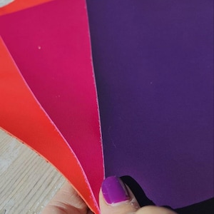 3 Ritagli di pellami unici selezionati, tinta unita, colori rosso, magenta, viola, pezzi come da foto, morbidi 20x25 cm  RT316  La Garzarara