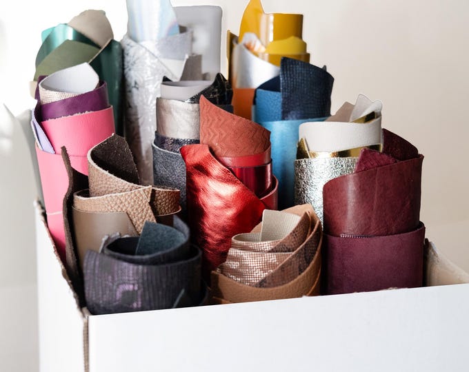 60 LEATHER offcuts & scrap remnants bundle – 12 shades colour mix solid + printed pieces 8×10-25×20 cm for crafts La Garzarara 60PZ