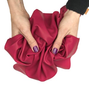 NAPPA rossa liscia semi lucida, pellame rosso morbido setoso per abbigliamento e hobbisti B17612-TU La Garzarara