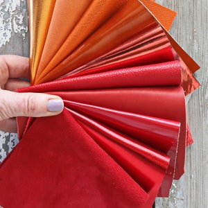 10 Ritagli di pelle ROSSO e ARANCIO, selezione casuale, scampoli laminati e non, tinta unita, LISCI, grana e morbidezze varie    B1540