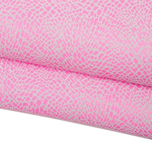 Pelle ROSA fosforescente, vitello scamosciato bianco con stampa FLUO, pellame per il fai da te B17810-ST   La Garzarara
